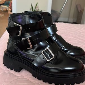 Black ankle boots with buckles. Size 6 men’s 8 women’s. They run big. Never worn